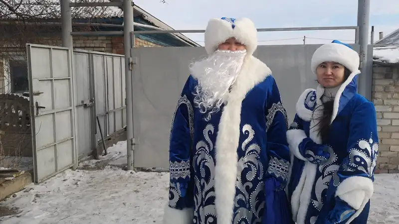 В дома павлодарцев с дымоходами явились Дед Мороз со Снегурочкой , фото - Новости Zakon.kz от 12.12.2024 16:37