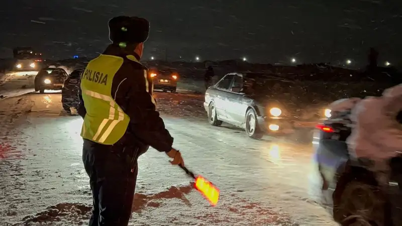 Более 200 грузовиков пришлось сопровождать полицейским в Туркестанской области