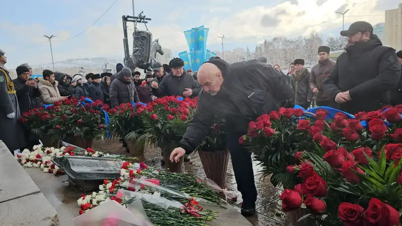 33 года Независимости: возложение цветов к монументу "Тәуелсіздік" – фоторепортаж