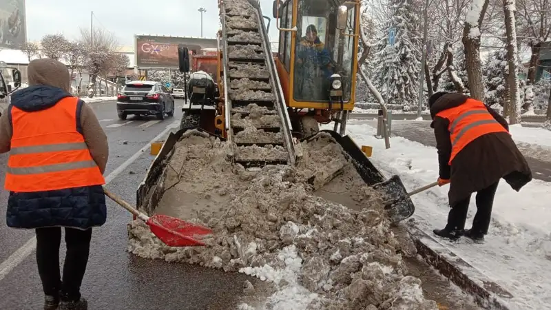 Кучи снега у обочин объяснили в акимате Алматы