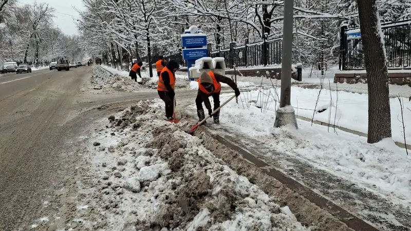 Почему в Алматы с обочин не убирают снег, фото - Новости Zakon.kz от 17.12.2024 09:24