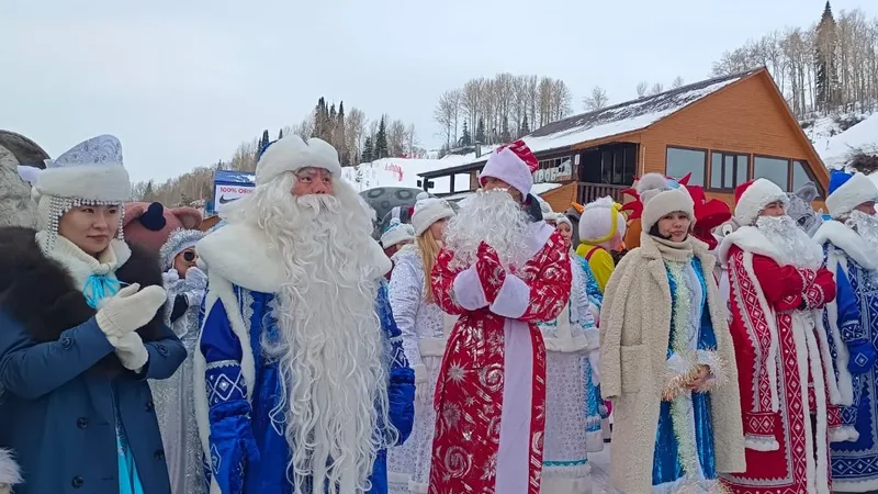 Несколько десятков Дедов Морозов и Снегурочек подарили усть-каменоногорцам новогоднее настроение , фото - Новости Zakon.kz от 21.12.2024 21:34