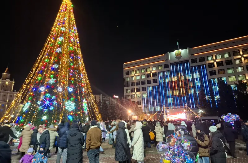 Как в регионах зажигали елки, фото - Новости Zakon.kz от 24.12.2024 11:31