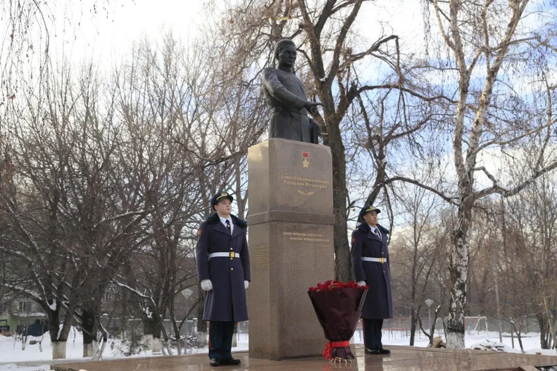 В Алматы почтили память Бауыржана Момышулы, фото - Новости Zakon.kz от 24.12.2024 12:15