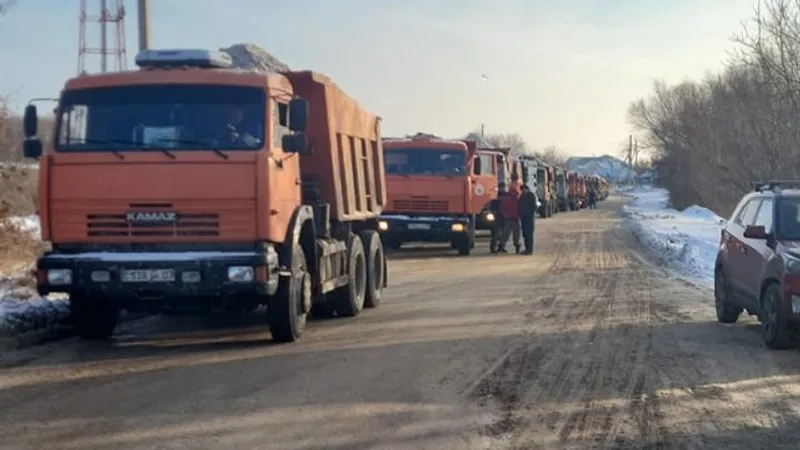 Жители Уральска пресекли выброс грязного снега в реку Чаган