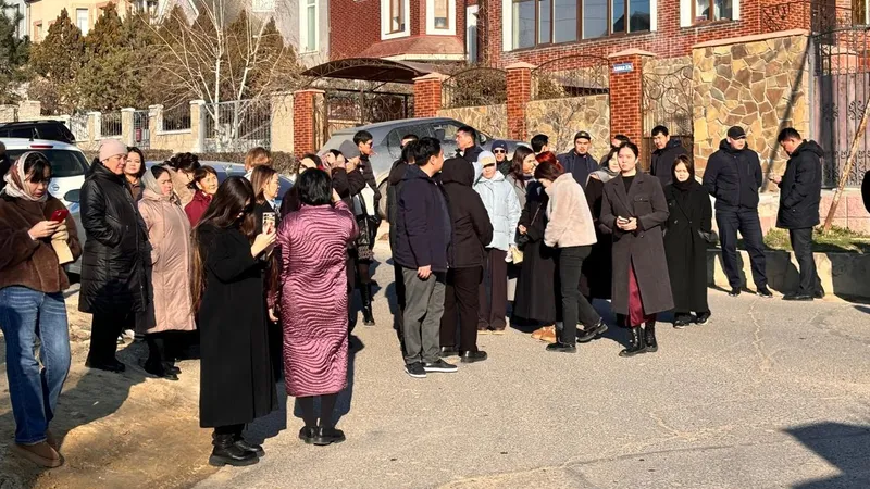 В знак скорби в связи с авиакатастрофой, произошедшей близ Актау, жители города возложили цветы в здании парламентского консульства., фото - Новости Zakon.kz от 25.12.2024 15:58