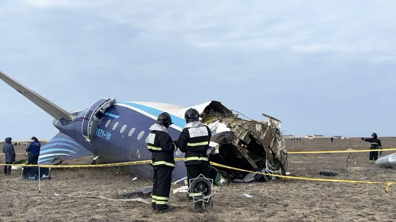 Оперативное видео первых минут после крушения самолета в Актау