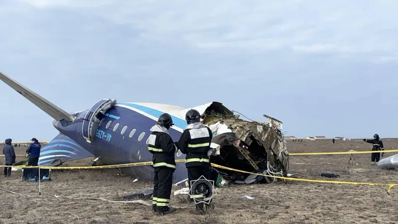 На месте падения самолета в Актау ввели режим ЧС местного масштаба