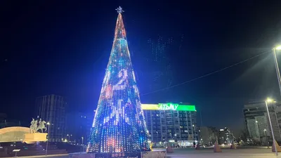 Необычную елку установили на площади в Атырау, фото - Новости Zakon.kz от 27.12.2024 11:37