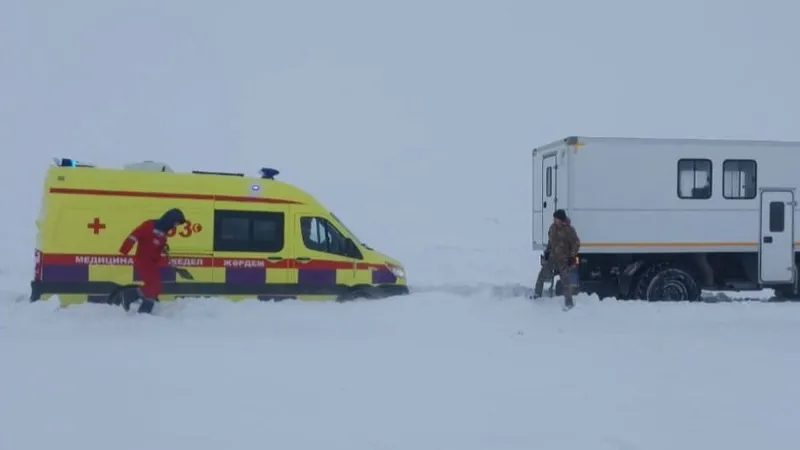 Машина скорой помощи застряла в снежном заносе на трассе в Улытауской области