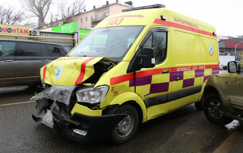 В Алматы "скорая" не доехала на вызов, протаранив по пути Mitsubishi Pajero , фото - Новости Zakon.kz от 31.12.2024 14:41