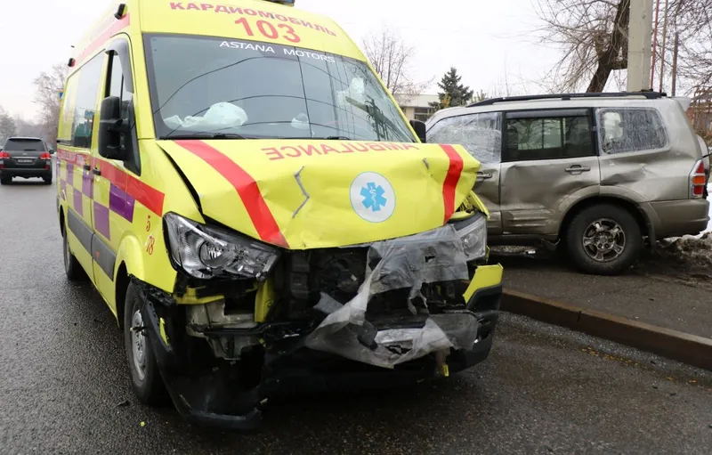 В Алматы "скорая" не доехала на вызов, протаранив по пути Mitsubishi Pajero , фото - Новости Zakon.kz от 31.12.2024 14:41