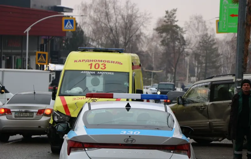 В Алматы "скорая" не доехала на вызов, протаранив по пути Mitsubishi Pajero , фото - Новости Zakon.kz от 31.12.2024 14:41