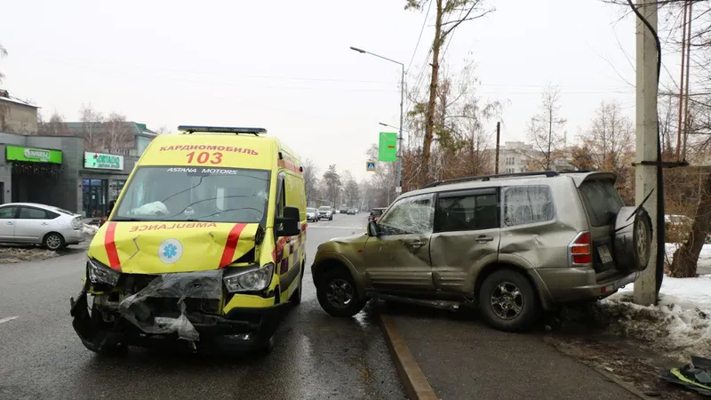 В Алматы скорая помощь не доехала на вызов, протаранив по пути Mitsubishi Pajero