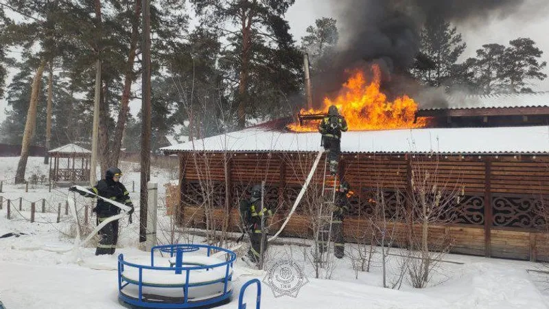 Два газовых баллона вынесли в Семее из горящего кафе