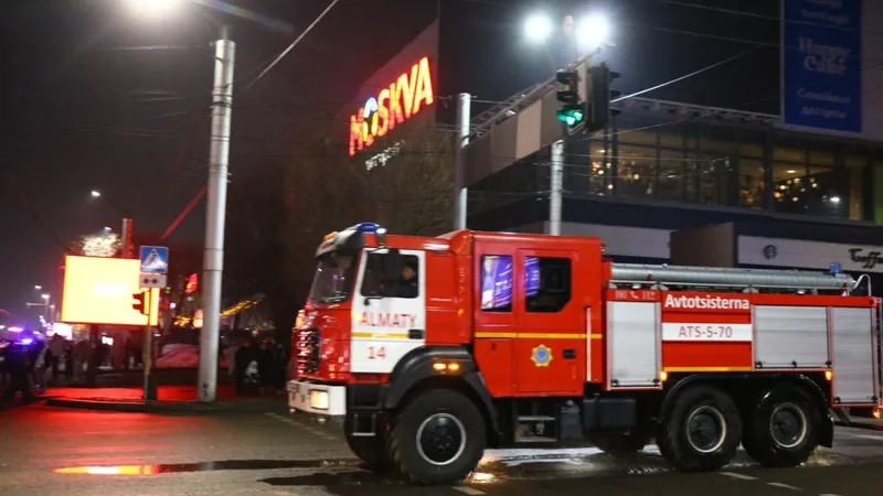 Тысячу человек пришлось эвакуировать из ТРЦ "Москва" из-за пожара