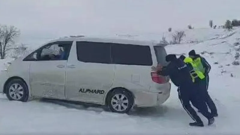 полиция, Туркестанская область, полицейские, погодные условия, фото - Новости Zakon.kz от 04.01.2025 13:16