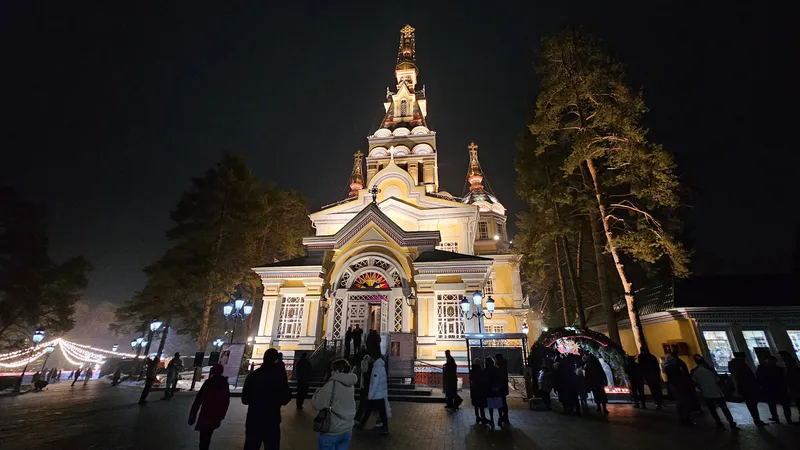 Рождественское богослужение проходит в Вознесенском кафедральном соборе Алматы, фото - Новости Zakon.kz от 07.01.2025 00:30