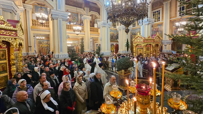 Рождественское богослужение проходит в Вознесенском кафедральном соборе Алматы, фото - Новости Zakon.kz от 07.01.2025 00:30