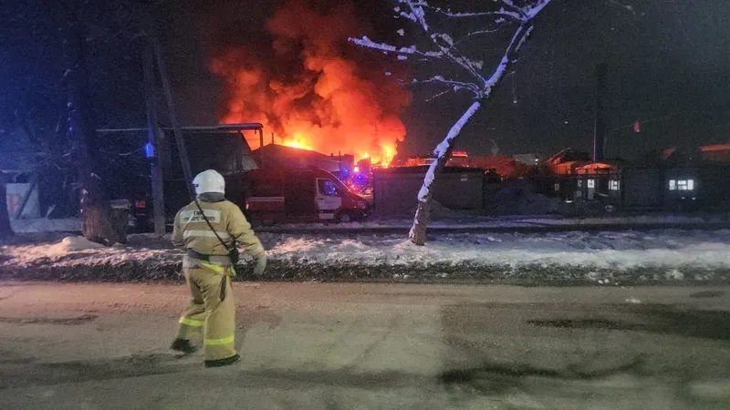 Черные клубы дыма от сильного пожара в Алматы попали на видео