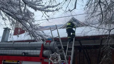 В Алматы загорелась крыша двухэтажного кафе, фото - Новости Zakon.kz от 08.01.2025 11:01