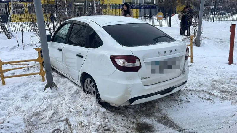 Блогер из Костаная на автомобиле попал в ДТП, снял последствия на видео и выложил в TikTok