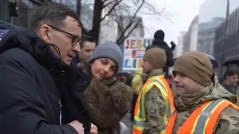 Политик из Польши пришел без документов на митинг Трампа, что стало поводом для насмешек в Сети