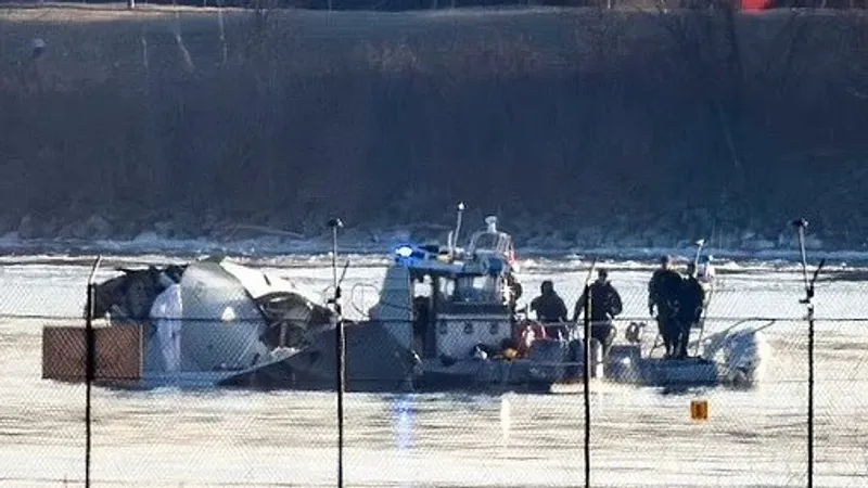 Нашли черные ящики упавшего в Вашингтоне самолета