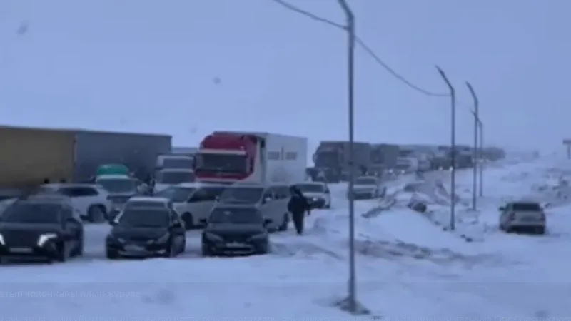 Колонна из 200 автомобилей застряла на трассе в Абайской области