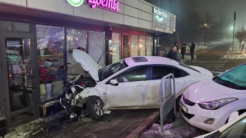 Крупная авария с участием трех автомобилей произошла в Алматы